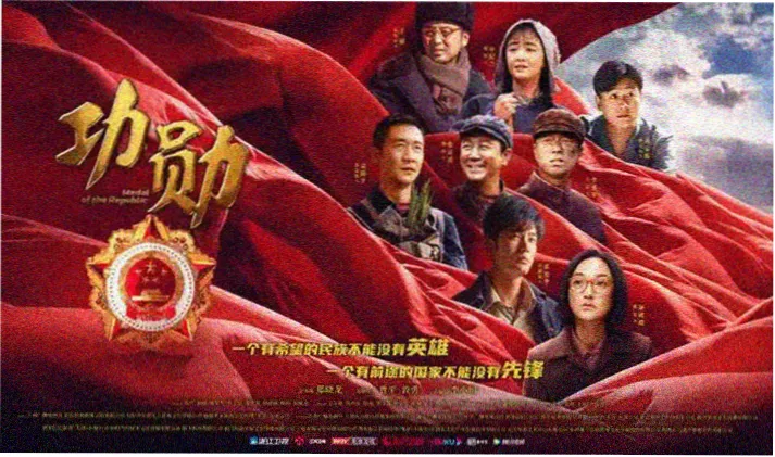 小户型影视墙装修效果图 木饰面竖纹加悬浮电视柜的夜间灯光实拍